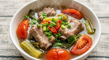 Cách nấu canh dưa chua sườn non ngọt thanh, chua dịu, 'đánh' sạch nồi cơm