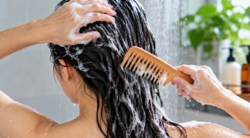 Chải tóc khi đang gội đầu có gây hại không?
