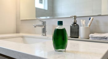 Vì sao nên để 1 chai dầu gió trong nhà vệ sinh?