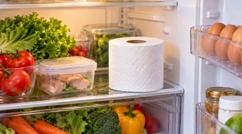 Vì sao nhiều người để cuộn giấy trong tủ lạnh?