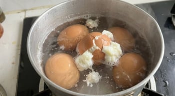 Cách luộc trứng không bị nứt vỏ, lòng trắng và lòng đỏ không bị trào ra ngoài