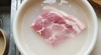 Rửa thịt bằng nước vo gạo có tác dụng gì?
