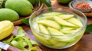 Tại sao nên ngâm xoài vào nước trước khi ăn?