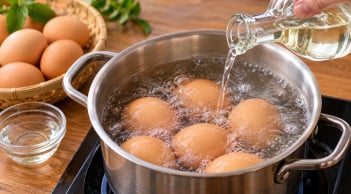  Vì sao nhiều người cho giấm vào khi luộc trứng?