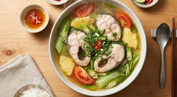 Vì sao nấu canh cá bằng nước lạnh bị tanh hơn so với khi dùng sôi?