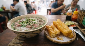 Ăn phở mỗi sáng, nhiều người mắc 2 sai lầm khiến lượng muối và calo tăng cao