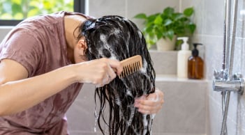 Có nên chải tóc khi gội đầu không?