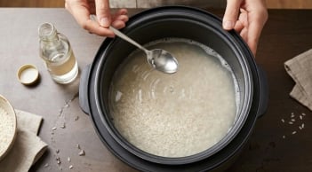 Vì sao khi nấu cơm nên thêm vài giọt giấm ăn?