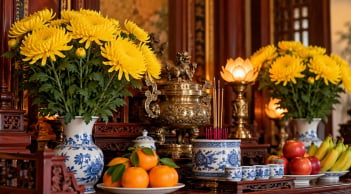 Vì sao trên ban thờ truyền thống thường có hoa cúc vàng?