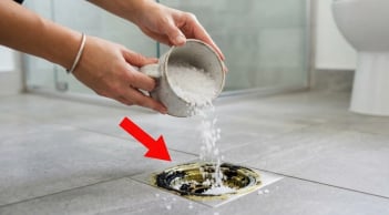 Đổ muối xuống đường ống thoát nước có tác dụng gì?