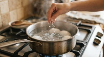 Tại sao bạn nên cho muối vào nước luộc trứng?
