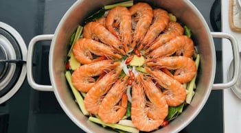 Cách luộc tôm không cần nước, thịt chắc ngọt, lên màu đỏ au