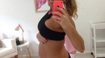 Mẹ  'nghiện' gym vẫn sinh được bé gái siêu đáng yêu
