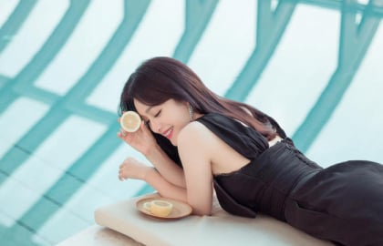 Phong cách trẻ trung ở tuổi 46 của Tần Lam: Bí quyết nằm ở áo dáng ngắn và bảng màu tinh giản