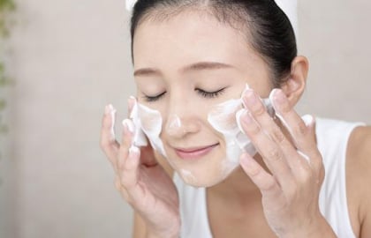 Rửa mặt tưởng đơn giản nhưng nhiều người đang làm sai, khiến da dễ khô và nhanh lão hóa