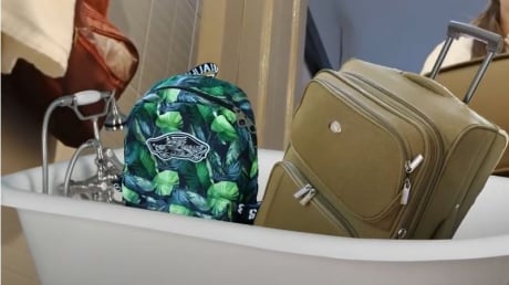 Tại sao nên đặt vali vào bồn tắm khách sạn ngay khi nhận phòng?