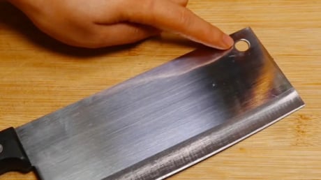 Vì sao có lỗ tròn trên những con dao? Dùng để làm gì?