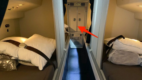 Tiếp viên hàng không luôn giấu 1 thứ ở chỗ ngủ, là thứ gì?