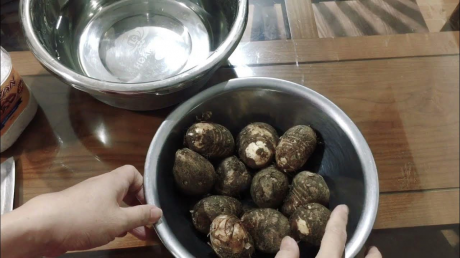 Cách gọt khoai sọ không bị ngứa râm ran bàn tay