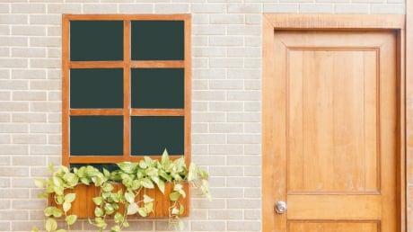 Người xưa nói: Nhà xây 2 cửa, người và của lao đao, núi vàng cũng hết. Tại sao lại như vậy?