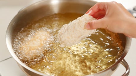3 mẹo của đầu bếp thông minh giúp chiên cá rán thịt vàng giòn ngon, không văng bắn dầu nhờ thứ này