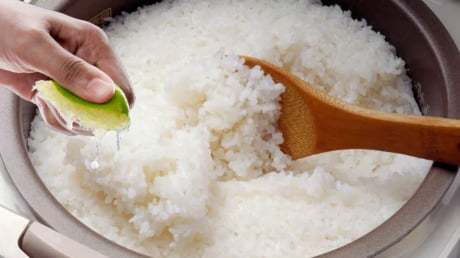 Vắt chanh vào nồi cơm: Mẹo hay mang đến lợi ích bắt ngờ, ít người biết