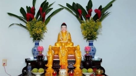 Tại sao nhà giàu đặt bình hoa bên trái bàn thờ khi thắp hương? Bí quyết phong thủy không phải mê tín!