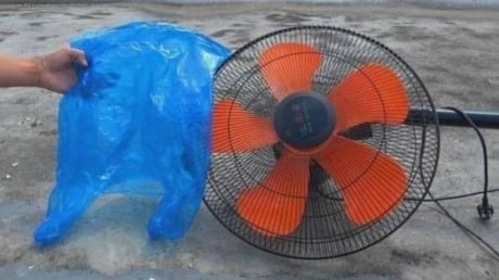 Dùng túi nilon vệ sinh quạt sạch bóng không cần tháo khung – mẹo hay ai cũng nên biết