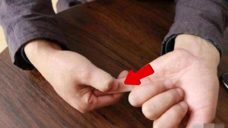 Tổ Tiên nói: ‘Ngón tay út vượt qua 3 tầng, về già chẳng lo cơm ăn áo mặc’, 3 tầng đó là gì?