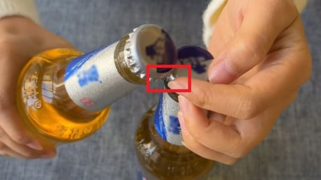 Mở nắp chai bia không cần dụng cụ phức tạp, nhắm vào điểm nhỏ này là mở ngon ơ