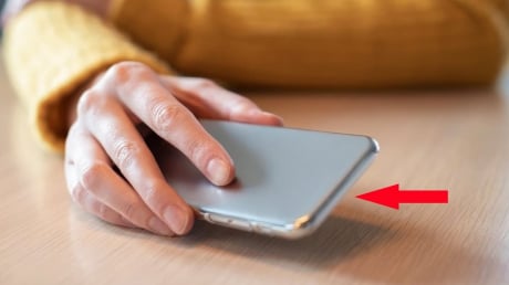 Úp màn hình điện thoại khi đặt xuống bàn, đừng lật ngửa: Biết lý do ai cũng làm theo