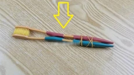 Chỉ cần buộc 2 bàn chải đánh răng cũ lại, mẹo vặt cực đỉnh giúp giải quyết cả tá rắc rối trong nhà