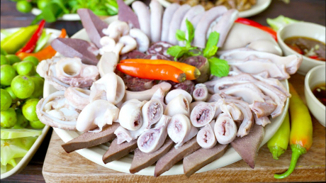 Luộc lòng đừng vội thái ngay ra đĩa: Nhúng qua thứ nước này lòng trắng tinh, giòn sần sật nhìn là muốn ăn ngay