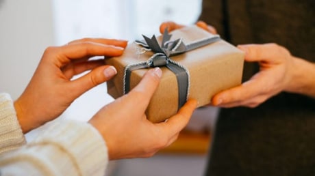 Cổ nhân răn dạy 'Nhận ba lễ vật, nhà tan người mất': Đó là 3 thứ gì?