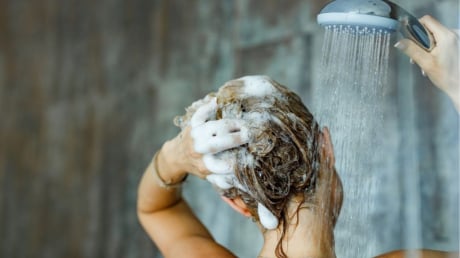 Bác sĩ cảnh báo: Một chất trong dầu gội đầu có thể gây rụng tóc, hói đầu sau những sản phẩm 'tự nhiên'