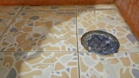 Cách thông tắc đường ống cứng đầu tại nhà: Hiệu quả tức thì, không cần gọi thợ