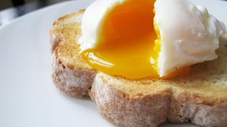Chần trứng đẹp như nhà hàng chỉ với 1 mẹo 'nhỏ mà có võ'