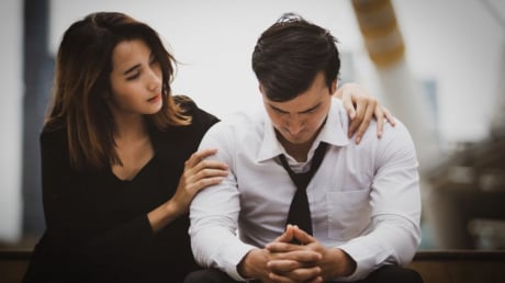 3 thời điểm bạn không nên để người đàn ông của bạn một mình