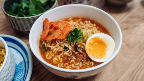 Ăn mỳ tôm cứ áp dụng cách này: Lợi ích nhân đôi, không lo hại người