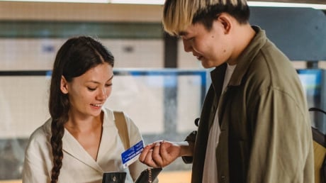 Sau khi kết hôn, có nên đưa lương cho vợ? 3 người đàn ông chia sẻ câu trả lời thực tế đến bất ngờ