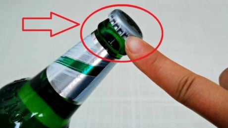 Bí kíp mở nắp chai bia cực nhanh: Chỉ cần nhắm đúng ‘điểm nhỏ’, không cần dụng cụ