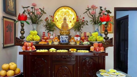 Người giàu luôn đặt bình hoa bên trái bàn thờ khi thắp hương: Đặt bên phải thì sao?