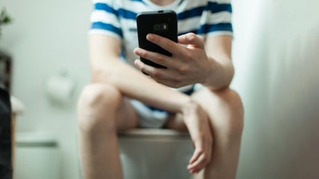 Rơi 13cm ruột ra ngoài vì dùng điện thoại trong toilet 2 tiếng: 5 tác hại khi dùng điện thoại lúc đi vệ sinh