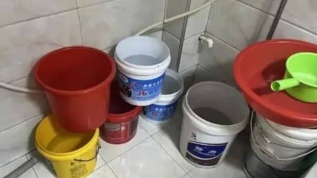 Tại sao tuyệt đối không nên đổ nước xả bồn cầu? Lời cảnh báo bất ngờ từ thợ bảo trì!