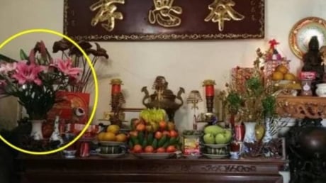 Người giàu luôn đặt lọ hoa bên trái bàn thờ khi thắp hương, nếu đặt bên phải thì sao?