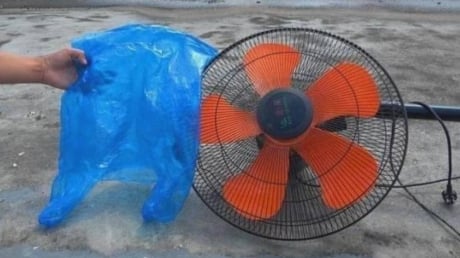 Chỉ với 1 túi nilon, vệ sinh quạt sạch bong trong 1 phút mà không cần tháo lồng, ai cũng làm được!