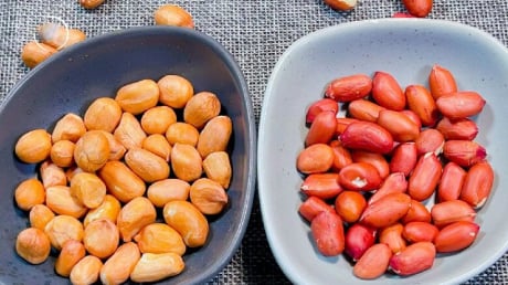 Nên mua lạc trắng hay lạc đỏ?
