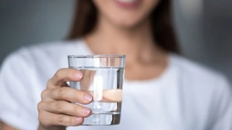 Có 2 thời điển không nên uống nước, kẻo đường huyết tăng cao