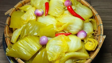 Mẹo muối dưa cải ăn Tết, 2 ngày ăn được, dưa vàng giòn, để lâu không nổi váng