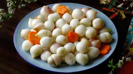 Tết ăn hành muối giúp giải ngấy nhưng có 5 nhóm người cần tránh xa
